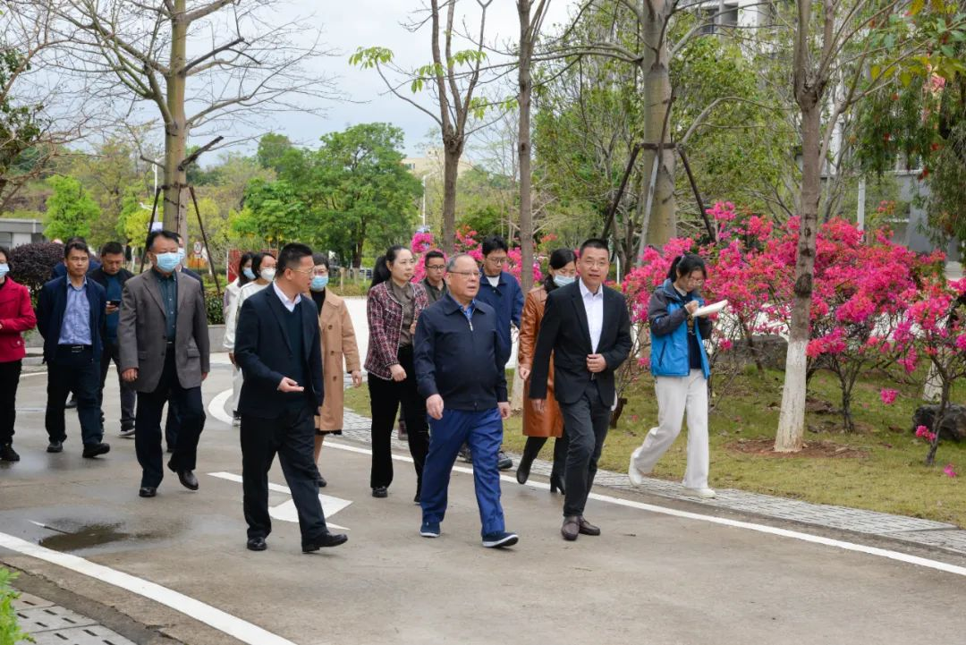 市政協(xié)到我校調(diào)研職業(yè)教育高質(zhì)量發(fā)展工作(圖1) 市政協(xié)到我校調(diào)研職業(yè)教育高質(zhì)量發(fā)展工作(圖1)