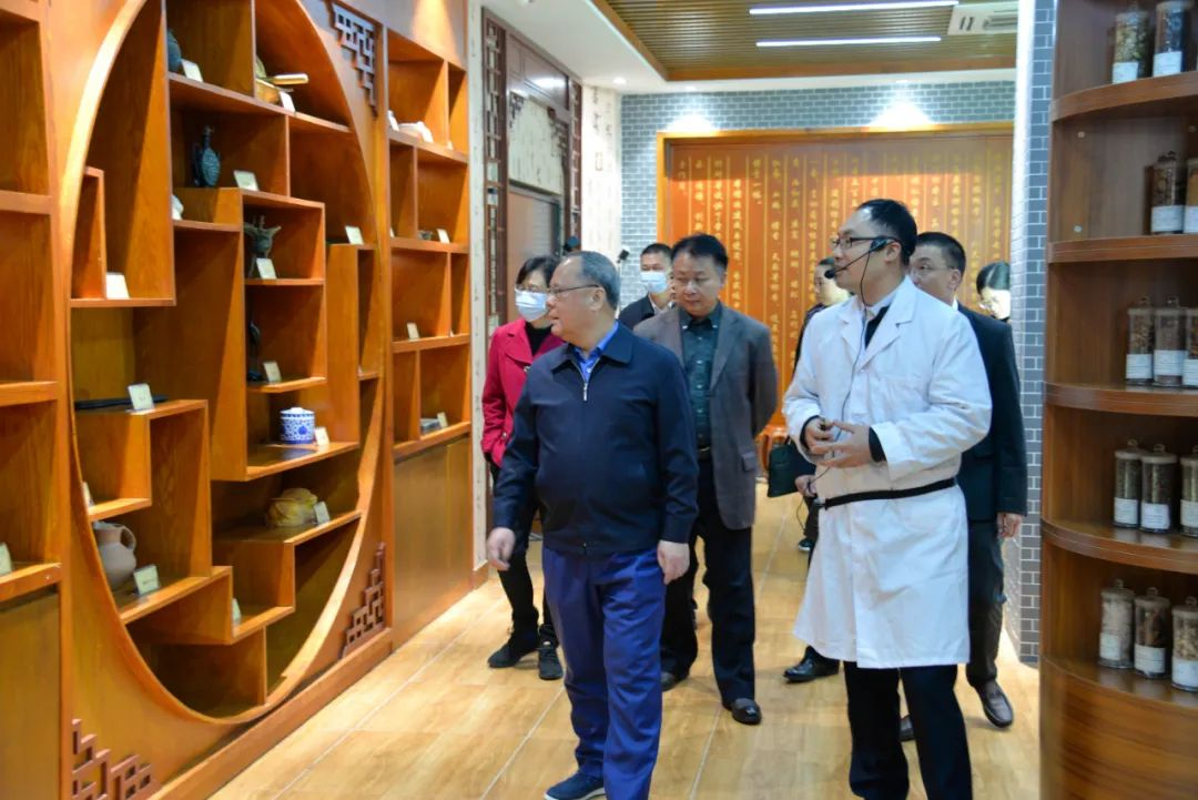 市政協(xié)到我校調(diào)研職業(yè)教育高質(zhì)量發(fā)展工作(圖3) 市政協(xié)到我校調(diào)研職業(yè)教育高質(zhì)量發(fā)展工作(圖3)